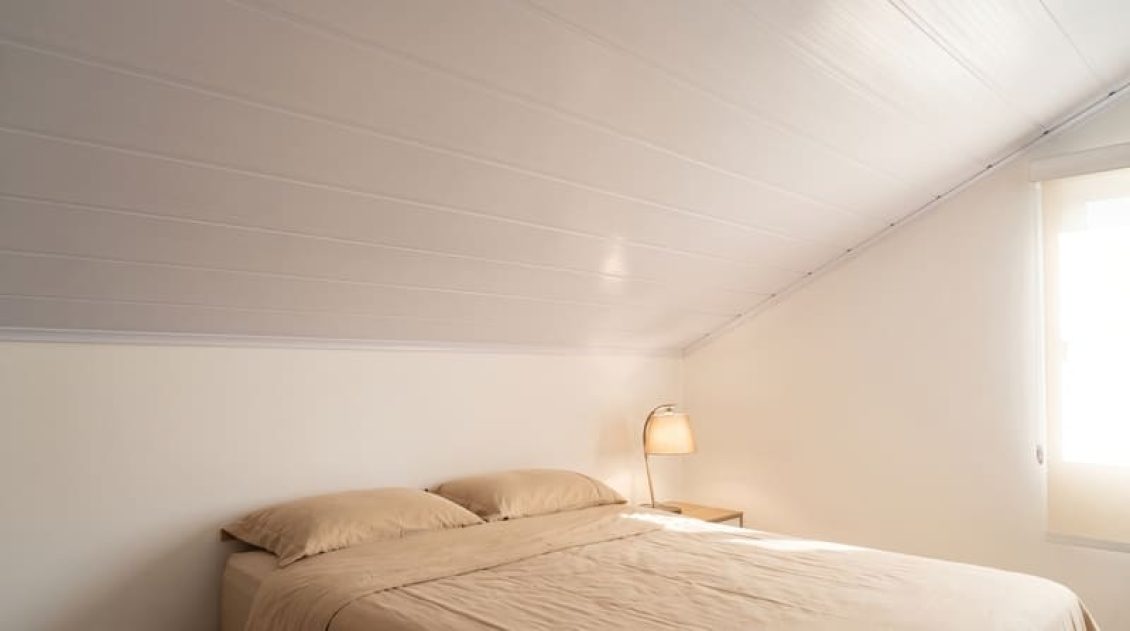 Quarto com forro de PVC branco instalado, ambiente aconchegante
